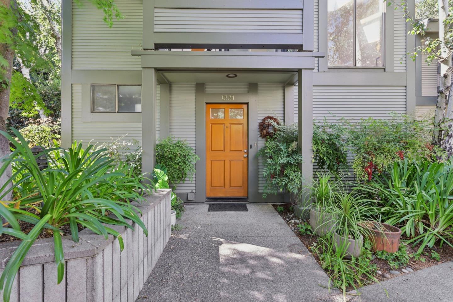 Detail Gallery Image 3 of 57 For 1331 Alma St, Palo Alto,  CA 94301 - 2 Beds | 2/1 Baths