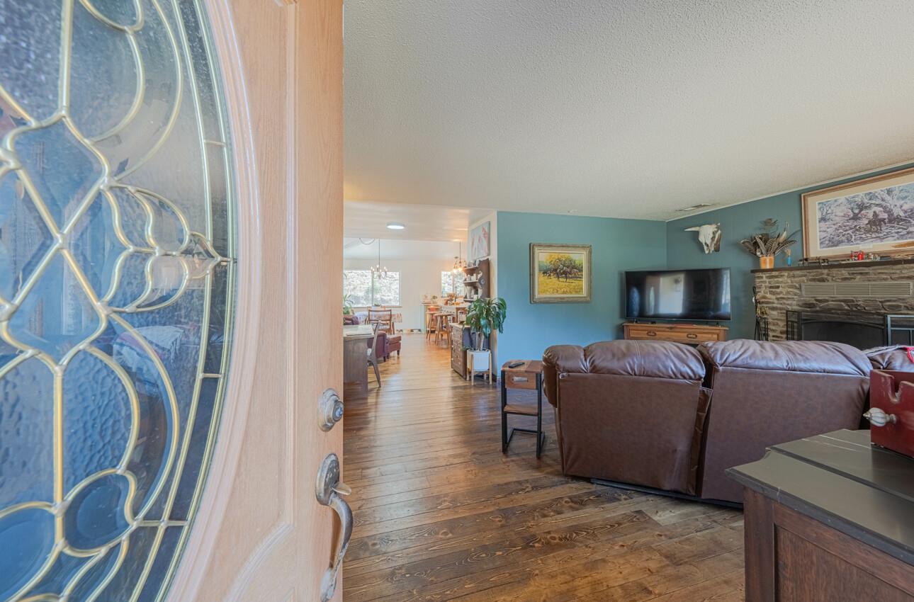Detail Gallery Image 4 of 52 For 9180 Coker Rd, Salinas,  CA 93907 - 4 Beds | 3 Baths