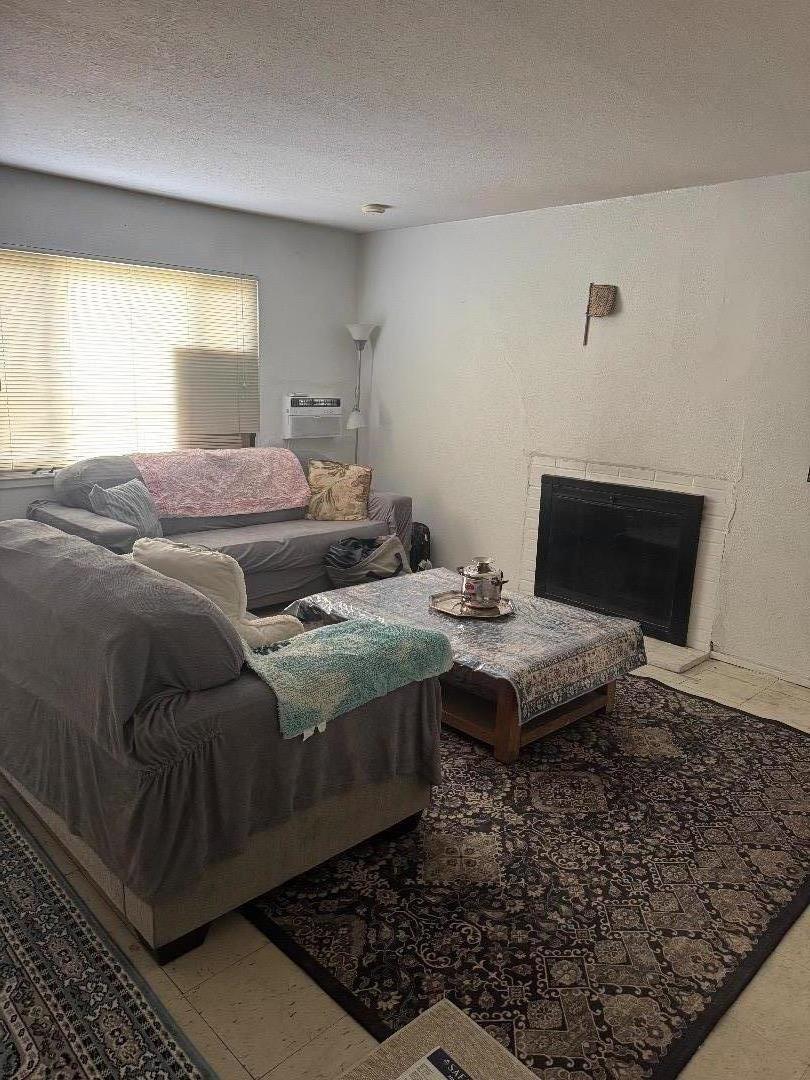 Detail Gallery Image 2 of 12 For 1990 Sunshine Dr, Concord,  CA 94520 - 3 Beds | 2 Baths