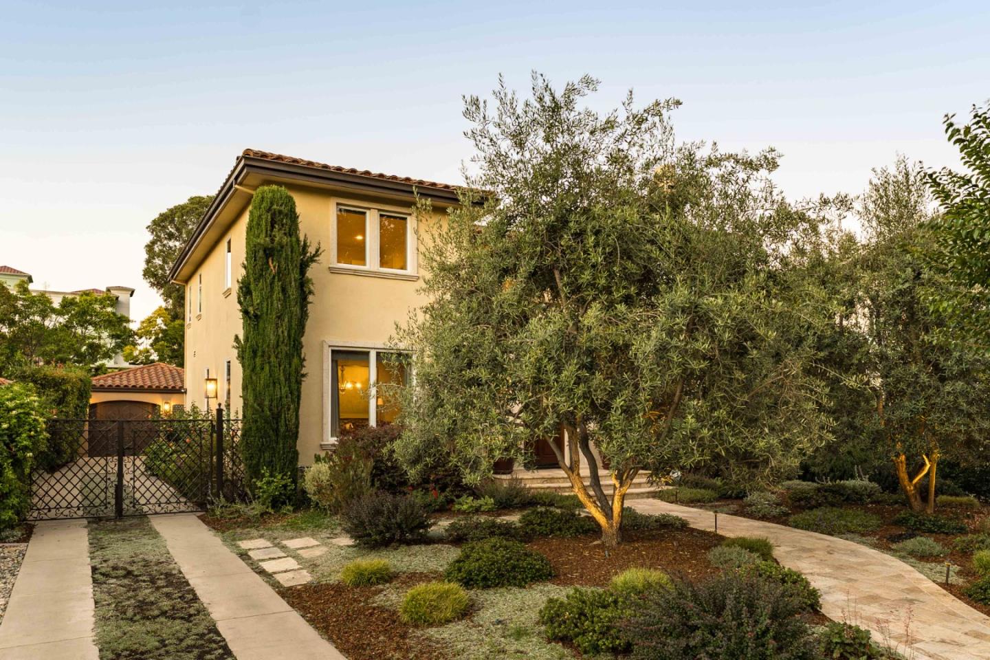 Detail Gallery Image 2 of 39 For 579 Glenbrook Dr, Palo Alto,  CA 94306 - 6 Beds | 4 Baths