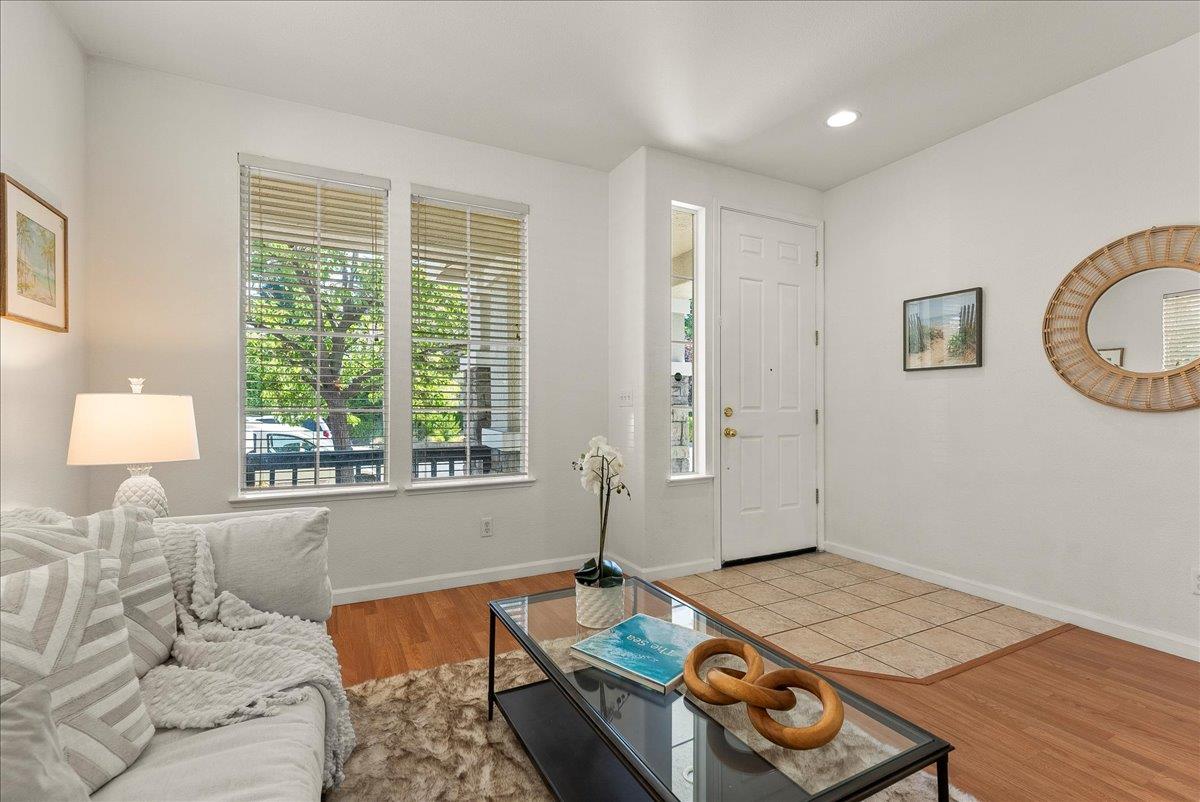 Detail Gallery Image 4 of 26 For 45 Diggins Drive, Folsom,  CA 95630 - 3 Beds | 2 Baths