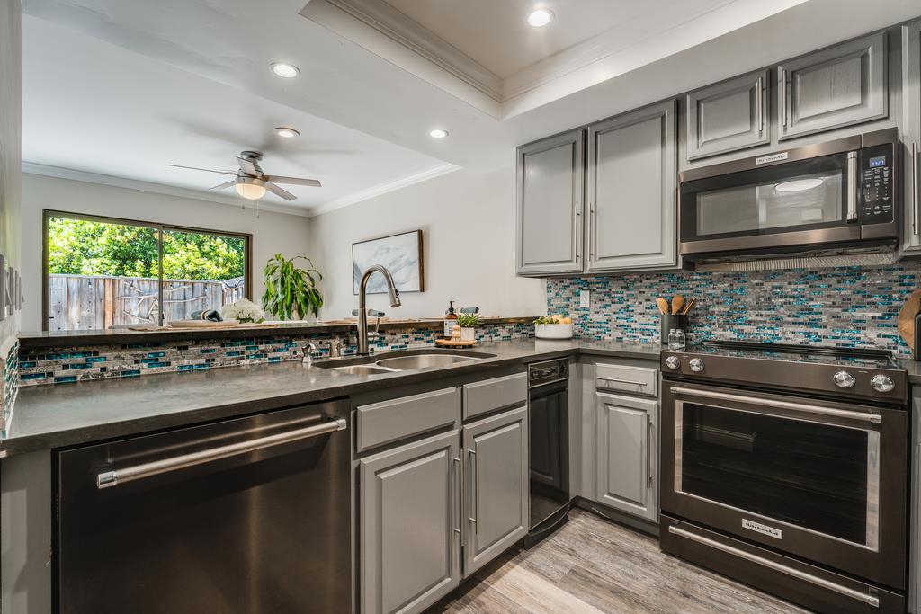 Detail Gallery Image 9 of 36 For 2915 Leotar Cir, Santa Cruz,  CA 95062 - 3 Beds | 2/1 Baths