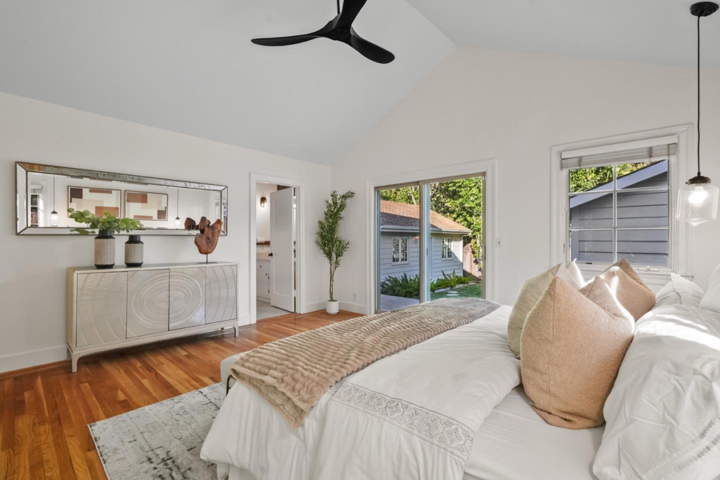 Detail Gallery Image 20 of 31 For 2061 Valparaiso Ave, Menlo Park,  CA 94025 - 3 Beds | 2 Baths