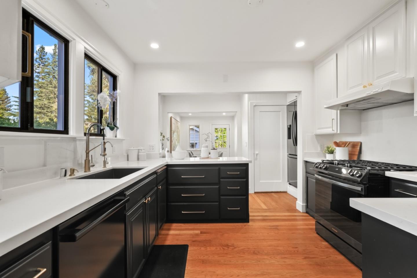 Detail Gallery Image 8 of 31 For 2061 Valparaiso Ave, Menlo Park,  CA 94025 - 3 Beds | 2 Baths
