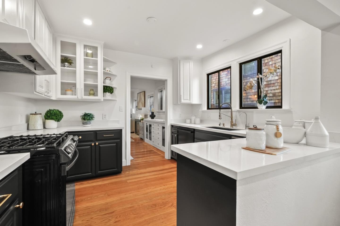 Detail Gallery Image 9 of 31 For 2061 Valparaiso Ave, Menlo Park,  CA 94025 - 3 Beds | 2 Baths