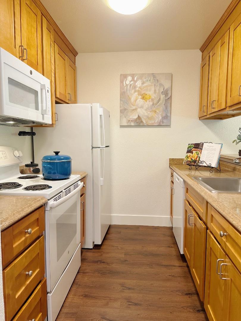 Detail Gallery Image 3 of 34 For 8129 Shelter Creek Ln, San Bruno,  CA 94066 - 1 Beds | 1 Baths