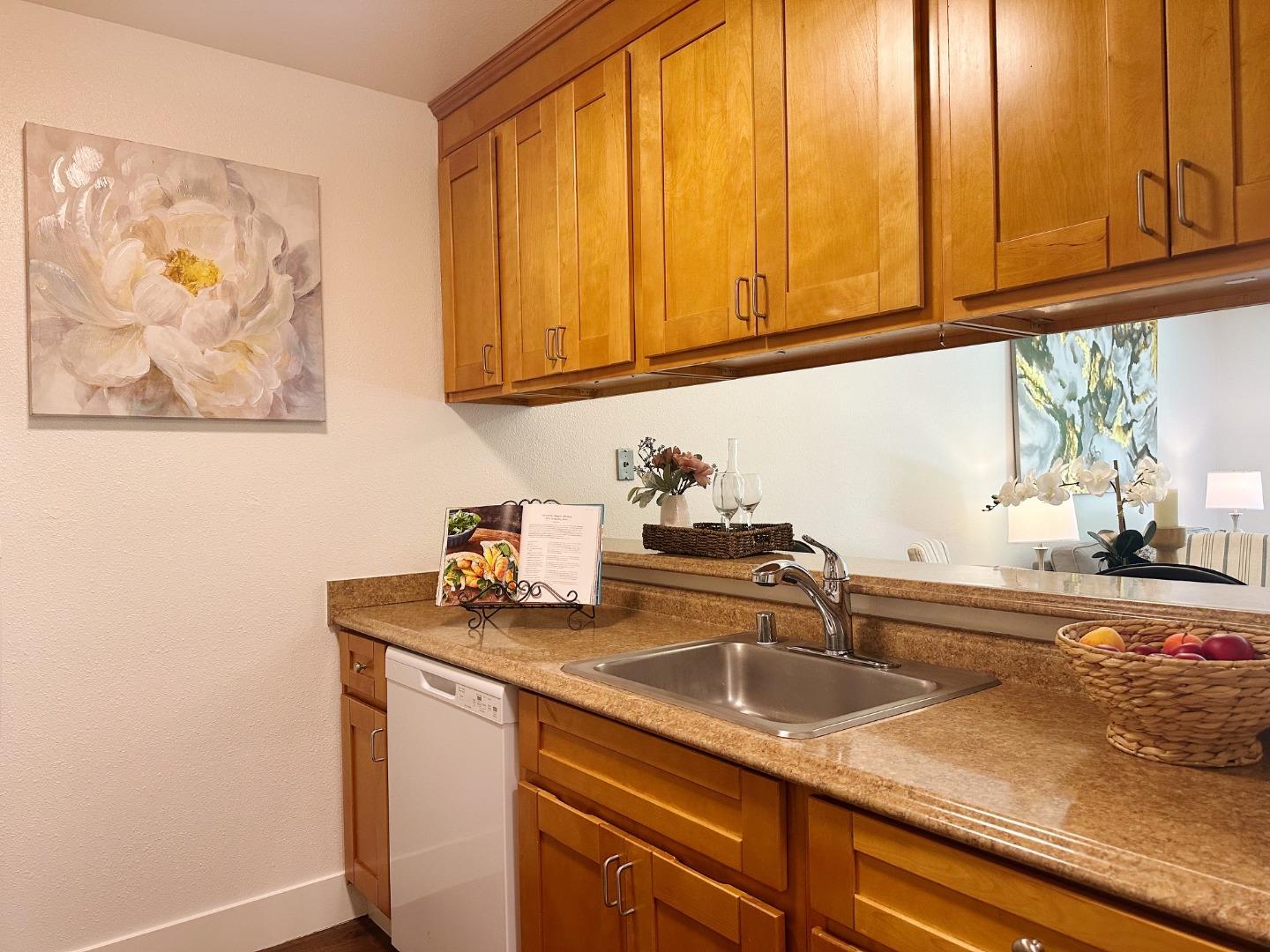 Detail Gallery Image 4 of 34 For 8129 Shelter Creek Ln, San Bruno,  CA 94066 - 1 Beds | 1 Baths