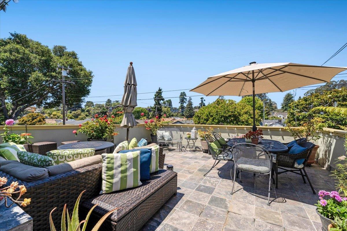 Detail Gallery Image 17 of 44 For 522 Oak Dr, Capitola,  CA 95010 - 4 Beds | 3 Baths