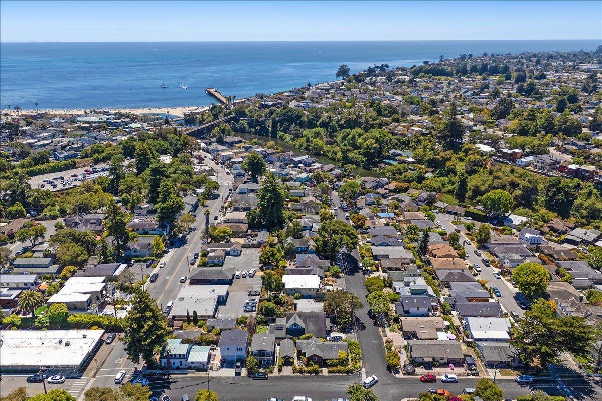 Detail Gallery Image 34 of 44 For 522 Oak Dr, Capitola,  CA 95010 - 4 Beds | 3 Baths