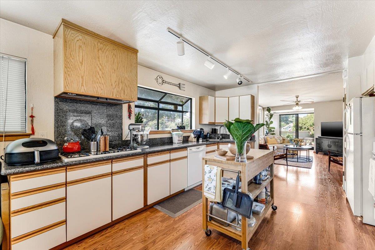 Detail Gallery Image 8 of 44 For 522 Oak Dr, Capitola,  CA 95010 - 4 Beds | 3 Baths