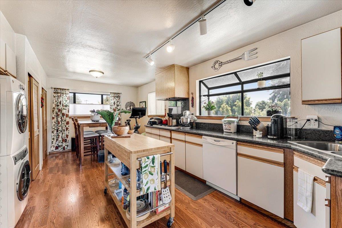 Detail Gallery Image 9 of 44 For 522 Oak Dr, Capitola,  CA 95010 - 4 Beds | 3 Baths