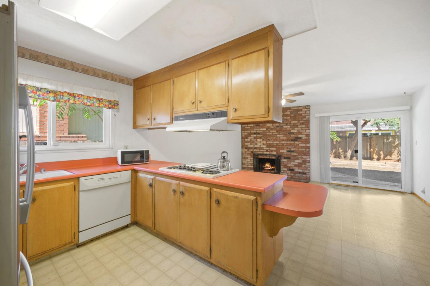Detail Gallery Image 12 of 45 For 787 San Clemente Way, Mountain View,  CA 94043 - 5 Beds | 2/1 Baths