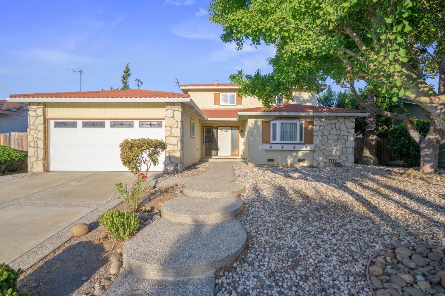 Detail Gallery Image 2 of 45 For 787 San Clemente Way, Mountain View,  CA 94043 - 5 Beds | 2/1 Baths