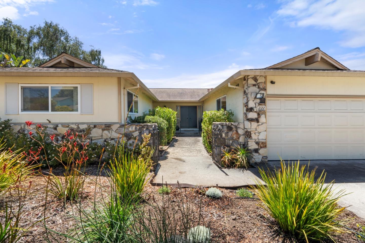 Detail Gallery Image 3 of 49 For 221 Segre Pl, Santa Cruz,  CA 95060 - 3 Beds | 2 Baths