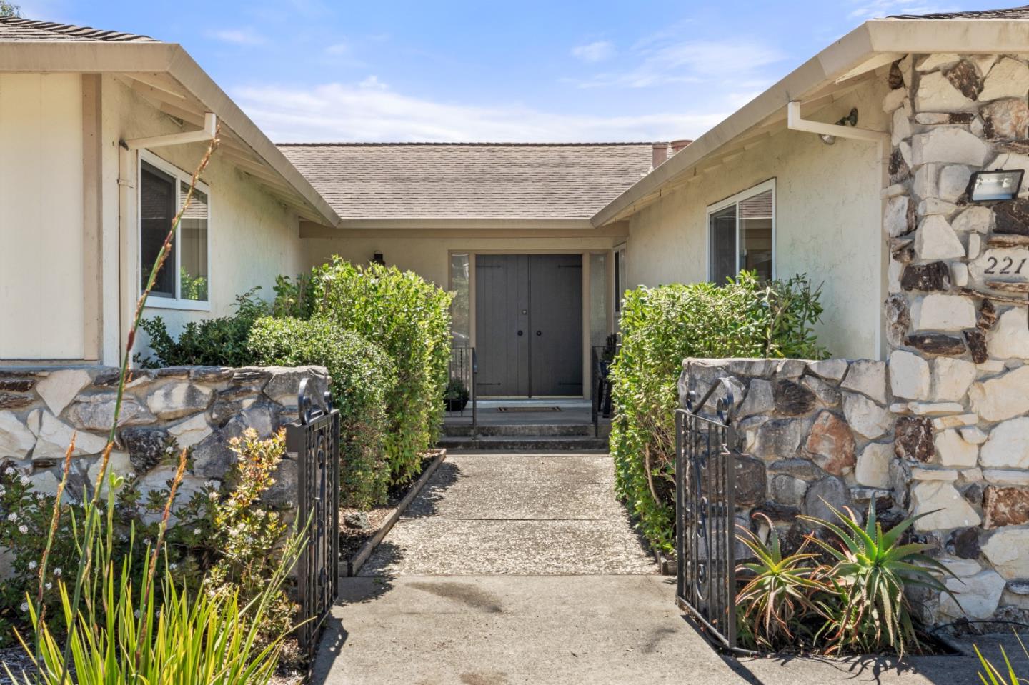 Detail Gallery Image 5 of 49 For 221 Segre Pl, Santa Cruz,  CA 95060 - 3 Beds | 2 Baths