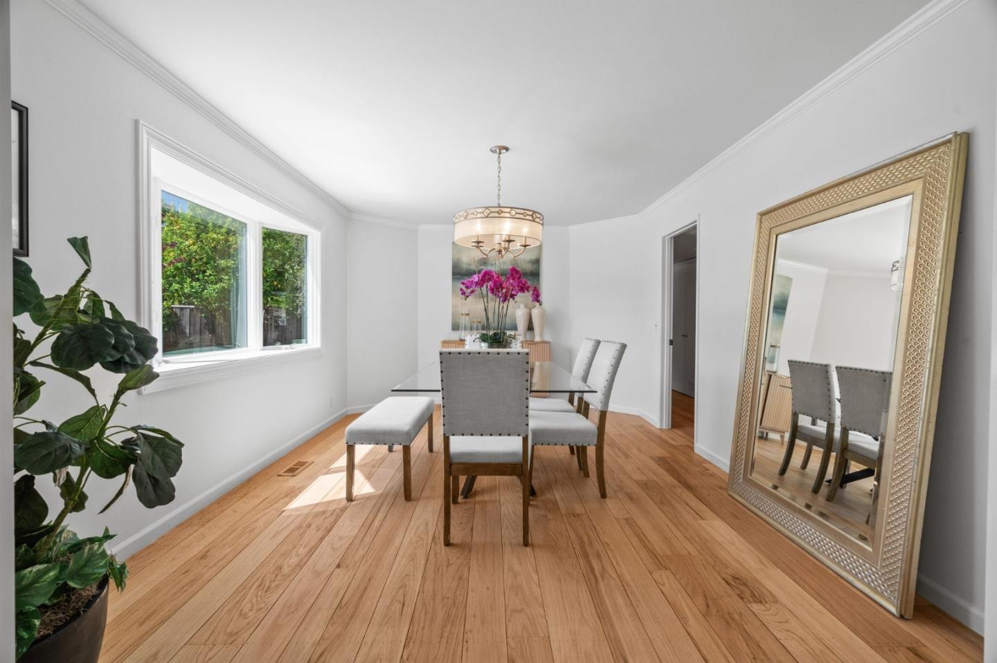 Detail Gallery Image 9 of 51 For 1454 Kyle Ct, Sunnyvale,  CA 94087 - 5 Beds | 3 Baths