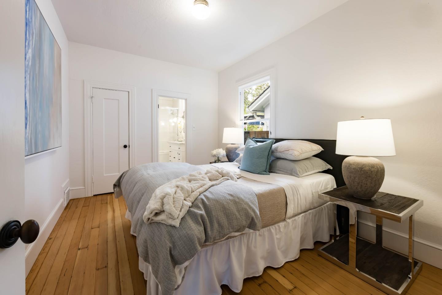 Detail Gallery Image 10 of 17 For 1044 Bryant St, Palo Alto,  CA 94301 - 3 Beds | 3 Baths