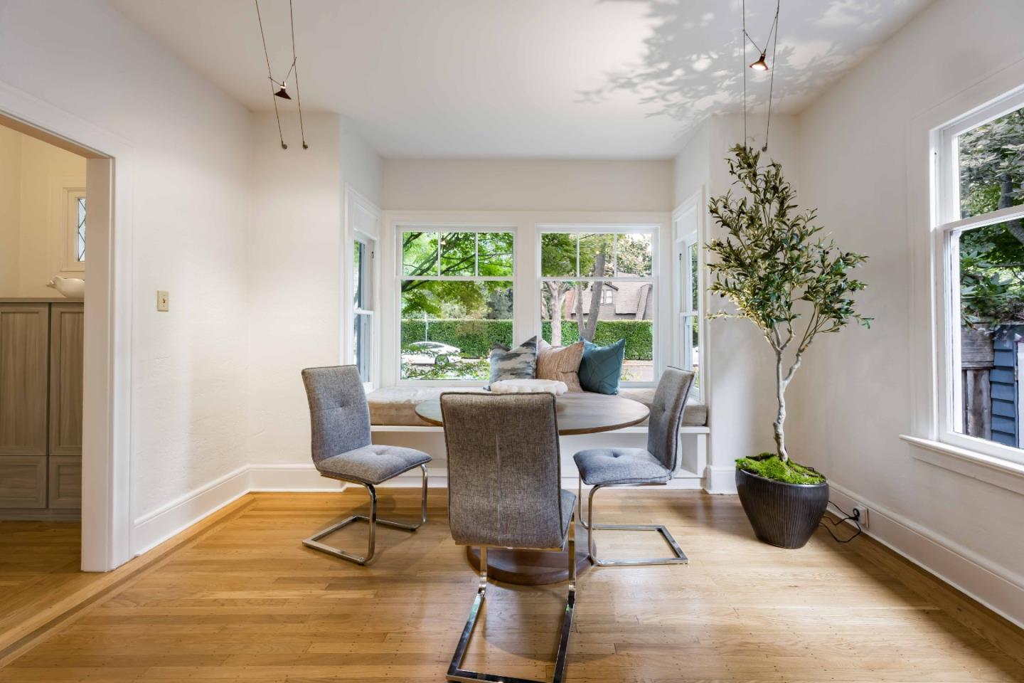 Detail Gallery Image 3 of 17 For 1044 Bryant St, Palo Alto,  CA 94301 - 3 Beds | 3 Baths