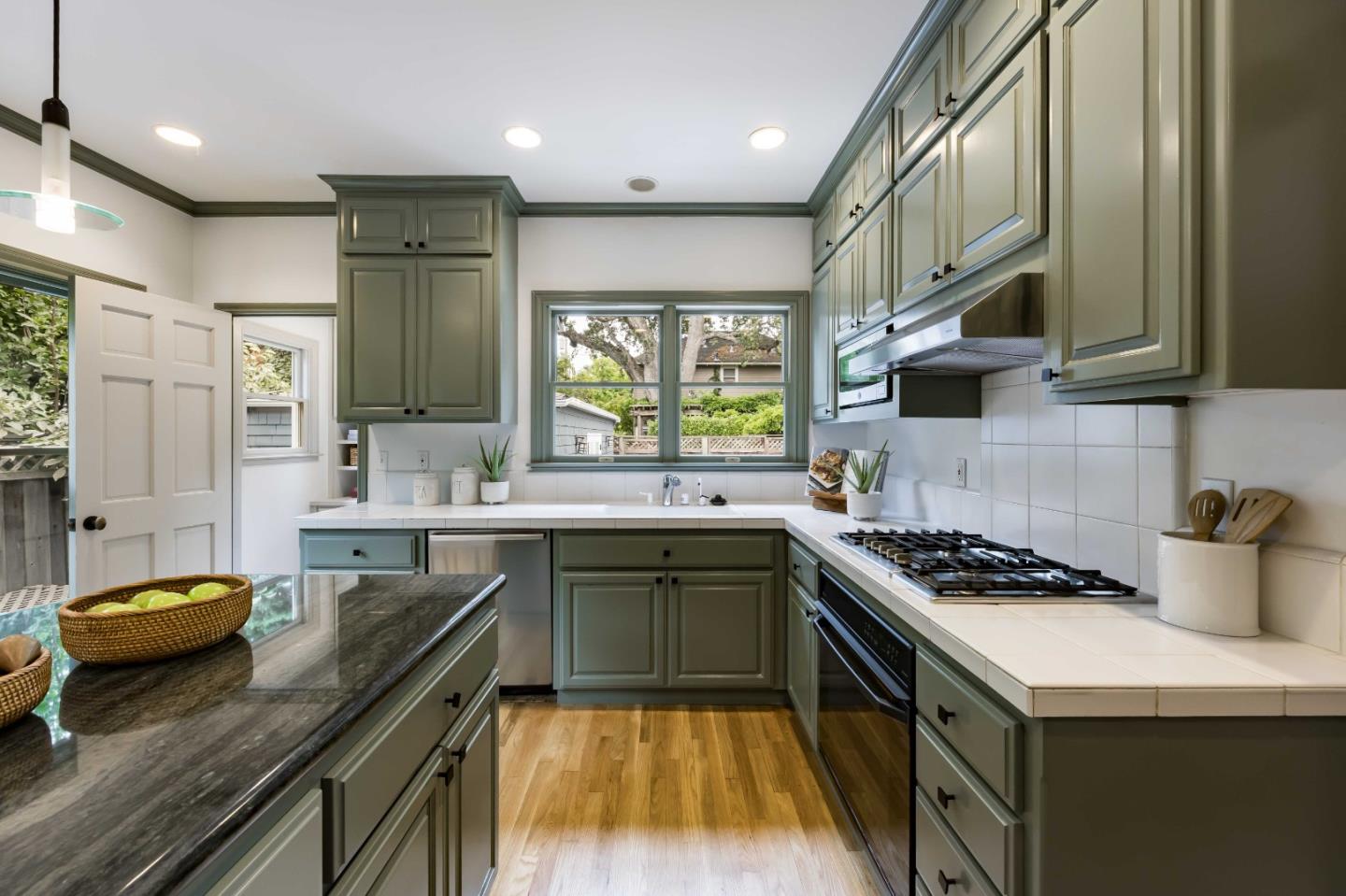 Detail Gallery Image 6 of 17 For 1044 Bryant St, Palo Alto,  CA 94301 - 3 Beds | 3 Baths