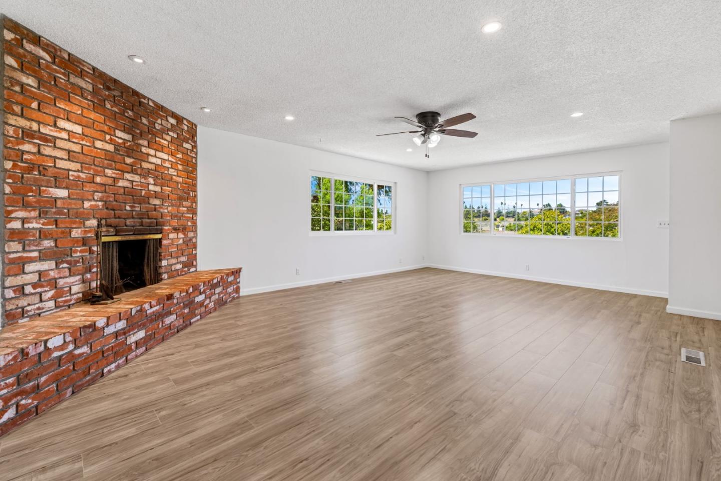 Detail Gallery Image 7 of 39 For 45 Crescent Dr, Watsonville,  CA 95076 - 3 Beds | 2 Baths