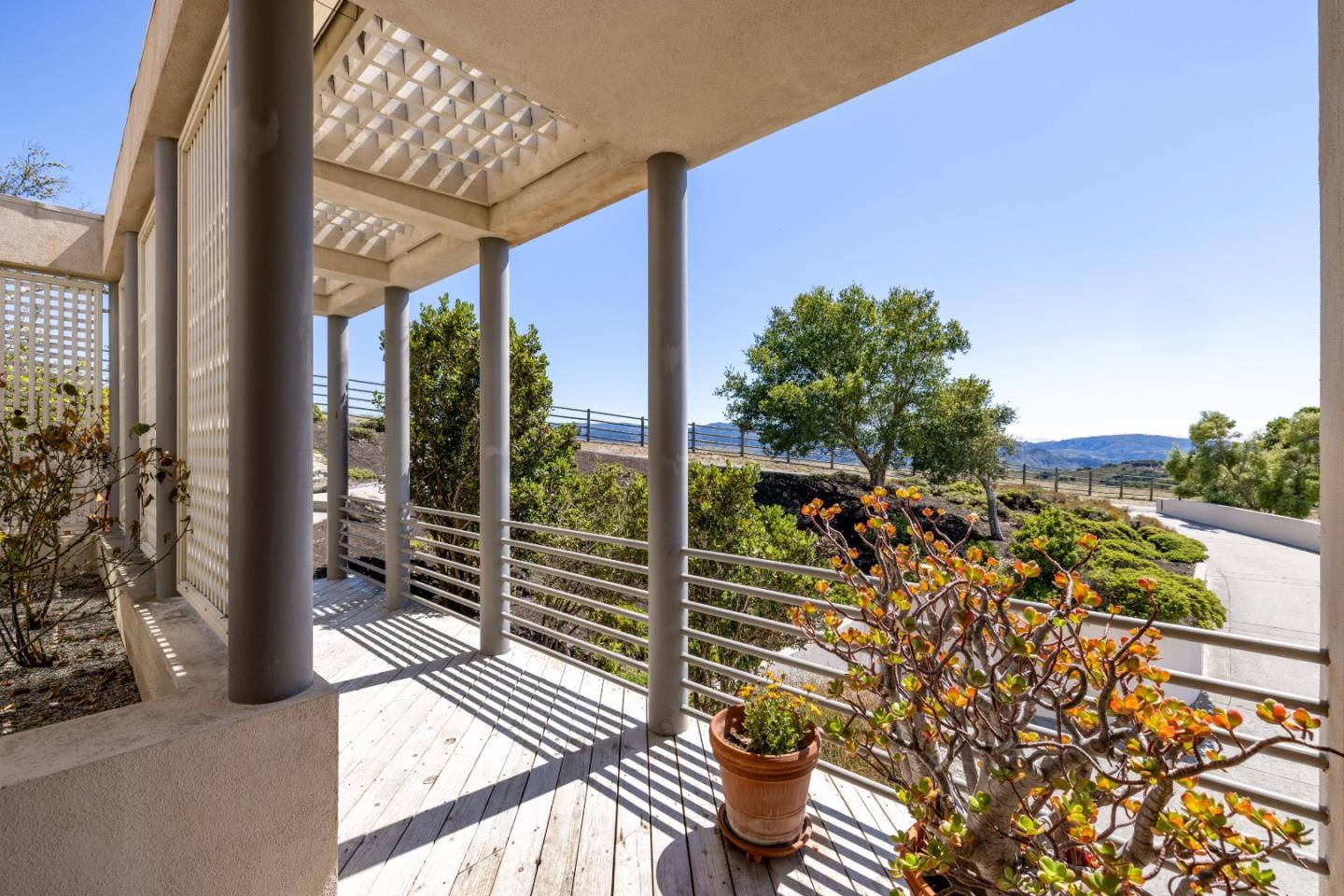 Detail Gallery Image 11 of 54 For 10450 Saddle Rd, Monterey,  CA 93940 - 3 Beds | 2/1 Baths