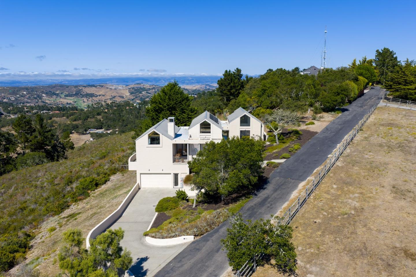 Detail Gallery Image 5 of 54 For 10450 Saddle Rd, Monterey,  CA 93940 - 3 Beds | 2/1 Baths