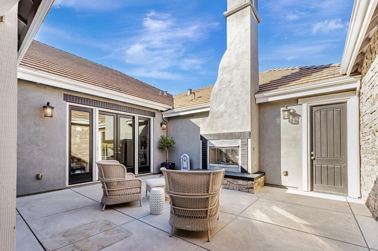 Detail Gallery Image 10 of 70 For 325 Peebles Ave, Morgan Hill,  CA 95037 - 5 Beds | 3/1 Baths