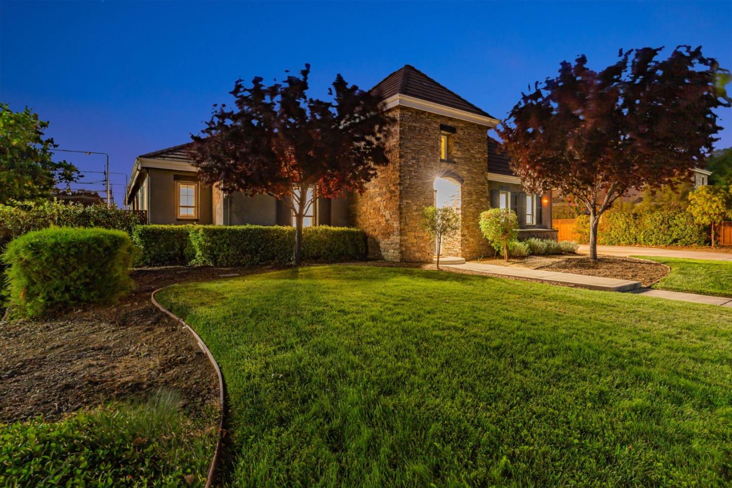Detail Gallery Image 4 of 70 For 325 Peebles Ave, Morgan Hill,  CA 95037 - 5 Beds | 3/1 Baths