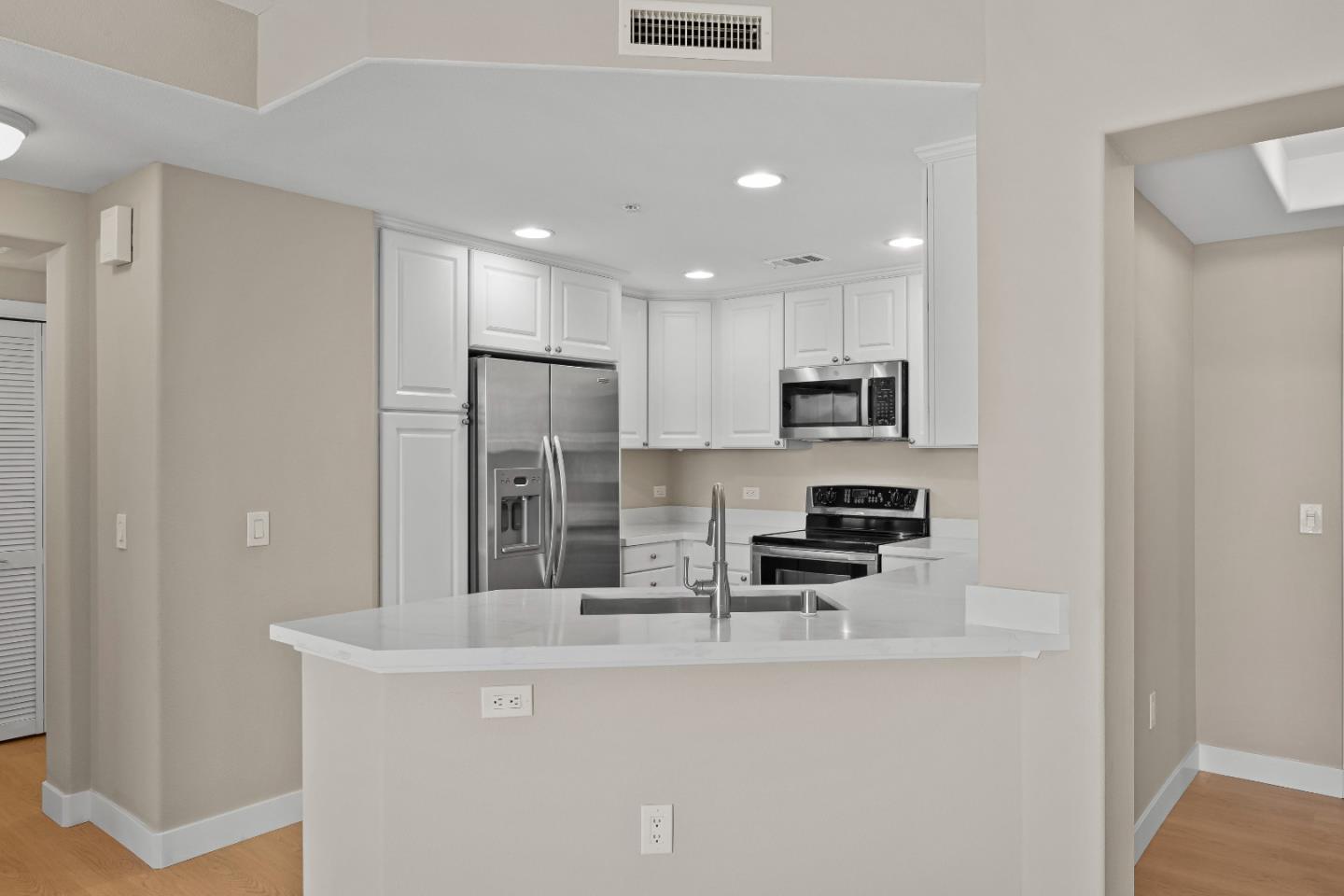 Detail Gallery Image 3 of 30 For 809 Auzerais Ave #429,  San Jose,  CA 95126 - 2 Beds | 2 Baths