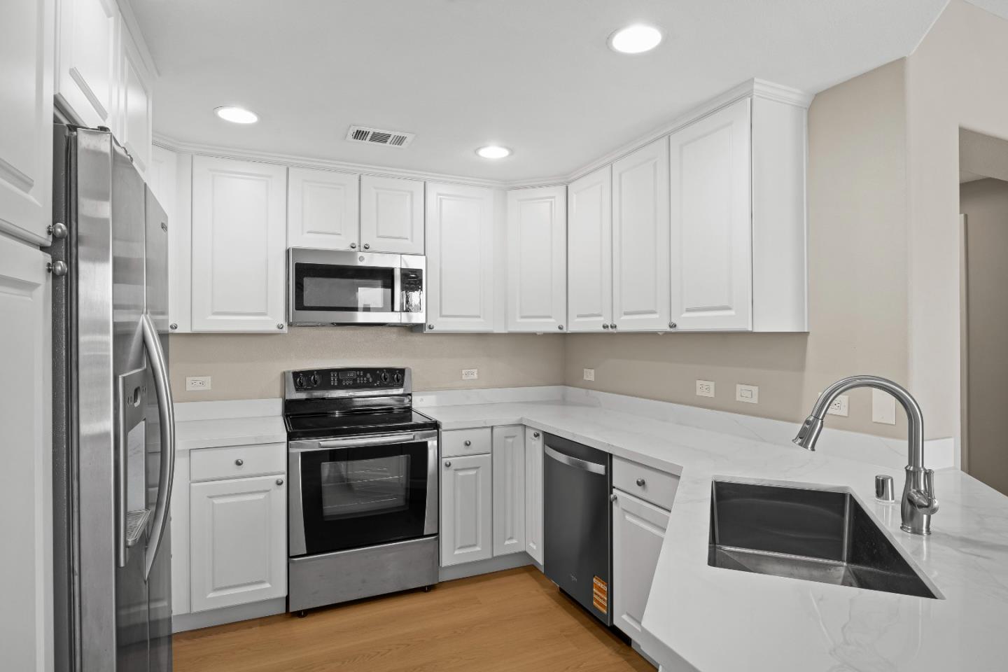 Detail Gallery Image 4 of 30 For 809 Auzerais Ave #429,  San Jose,  CA 95126 - 2 Beds | 2 Baths