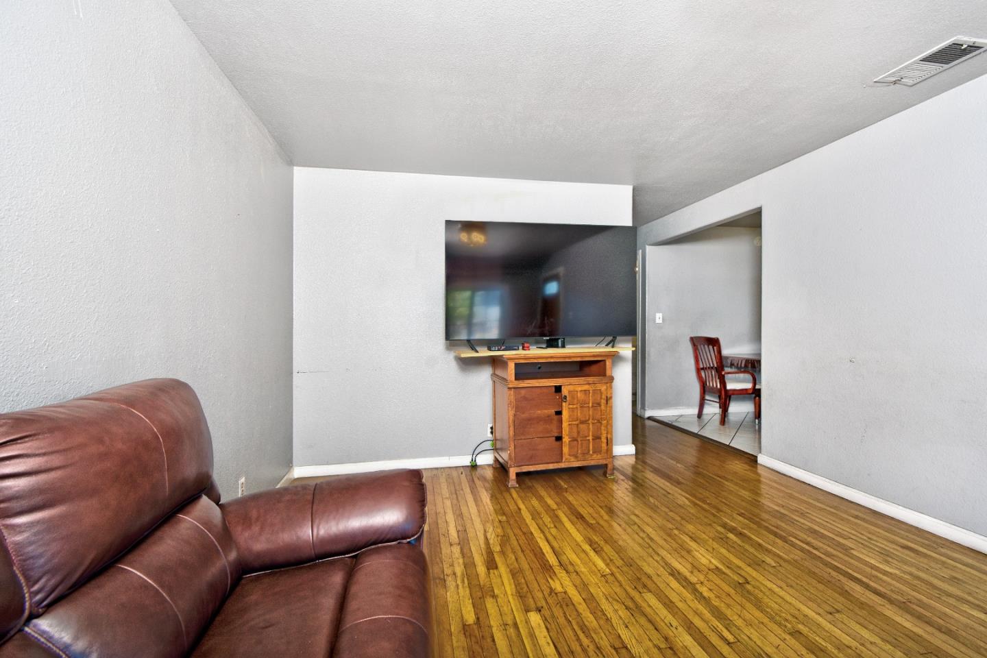 Detail Gallery Image 3 of 17 For 2428 Barlow Ave, San Jose,  CA 95122 - 3 Beds | 2 Baths