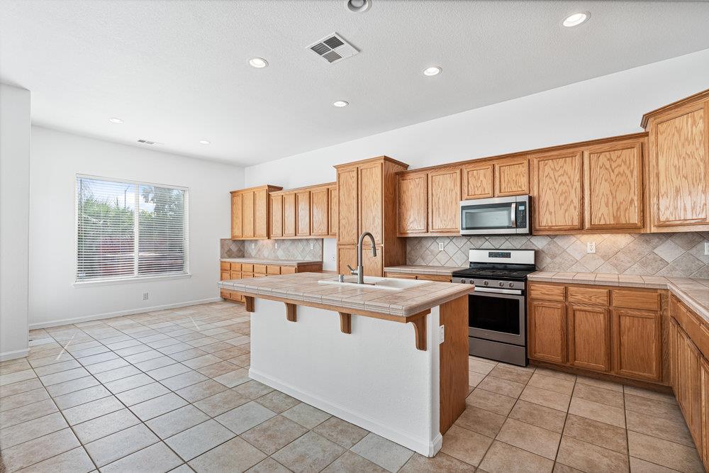 Detail Gallery Image 16 of 47 For 256 Murano St, Los Banos,  CA 93635 - 4 Beds | 2 Baths