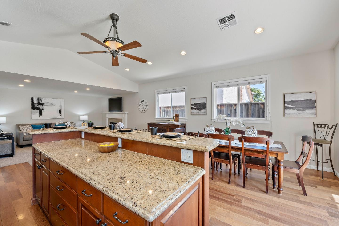 Detail Gallery Image 31 of 43 For 708 Blackfoot Ct, San Jose,  CA 95123 - 4 Beds | 2/1 Baths