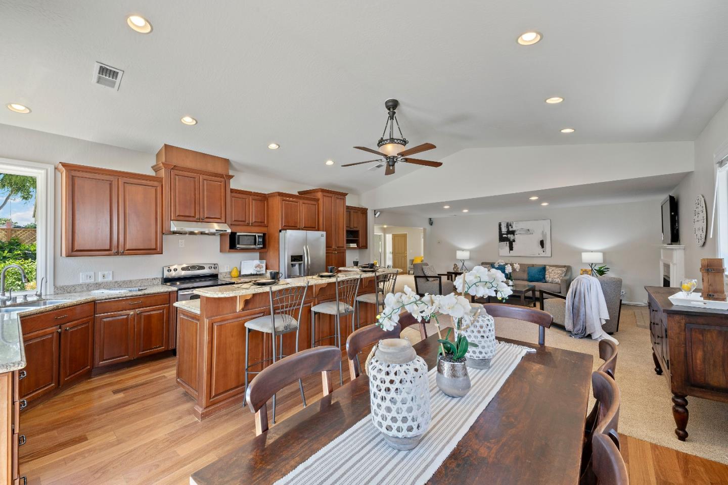 Detail Gallery Image 32 of 43 For 708 Blackfoot Ct, San Jose,  CA 95123 - 4 Beds | 2/1 Baths