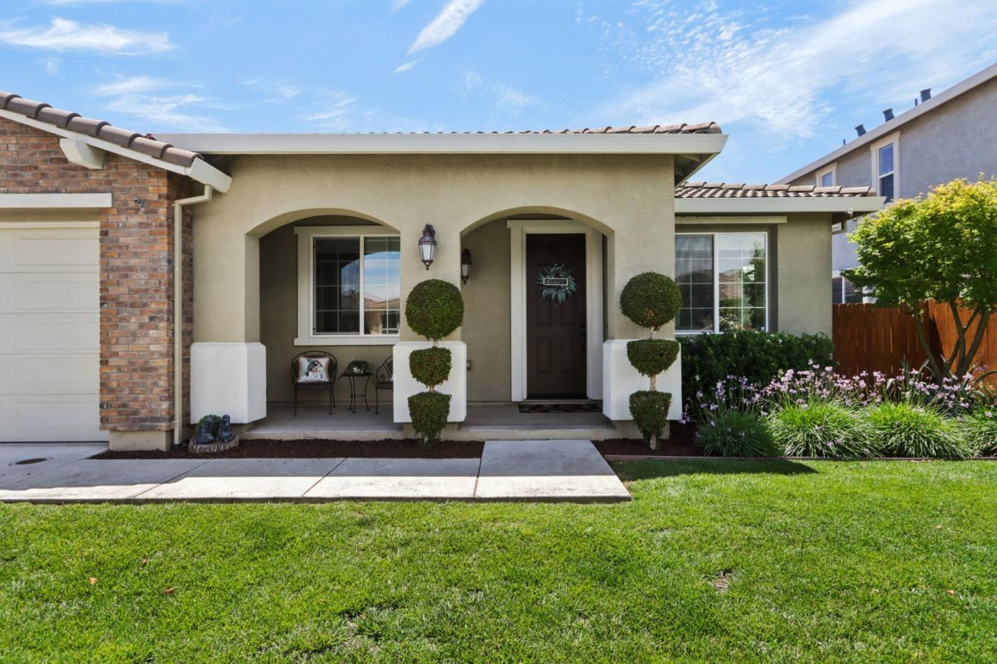 Detail Gallery Image 2 of 32 For 812 Geronimo St, Gilroy,  CA 95020 - 4 Beds | 2 Baths