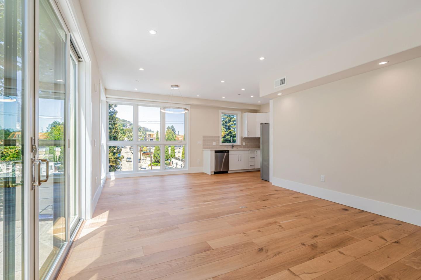 Detail Gallery Image 18 of 38 For 1667 San Carlos Ave #301,  San Carlos,  CA 94070 - 2 Beds | 2 Baths