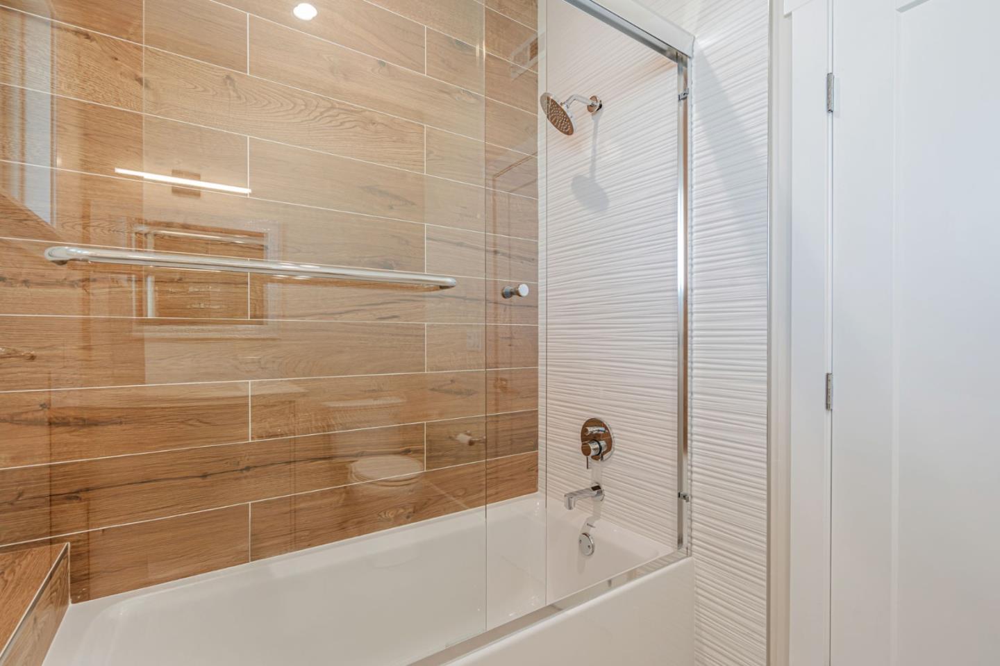 Detail Gallery Image 33 of 38 For 1667 San Carlos Ave #301,  San Carlos,  CA 94070 - 2 Beds | 2 Baths