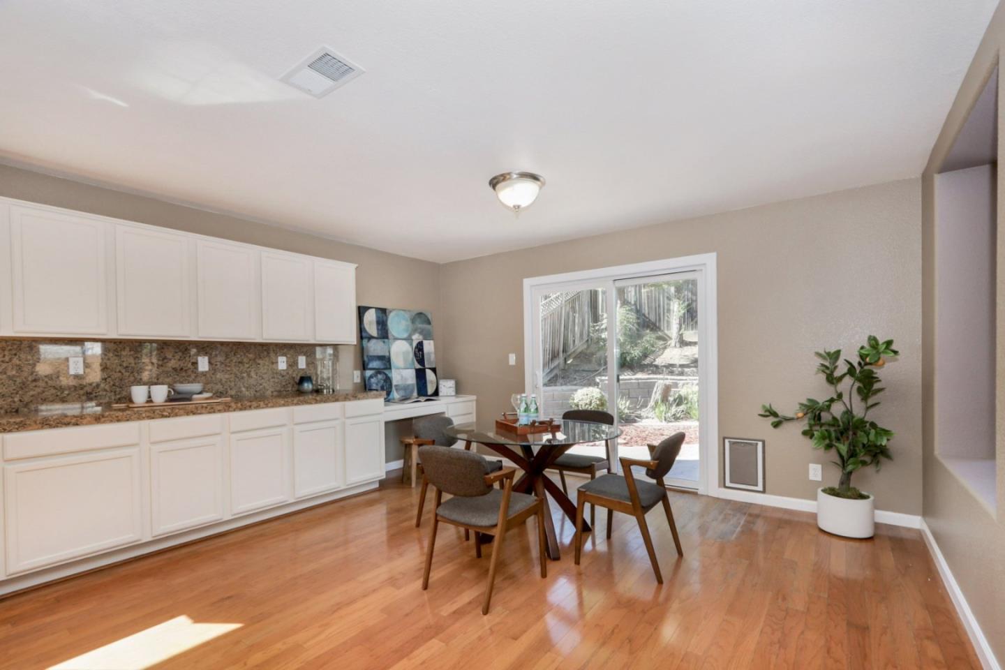 Detail Gallery Image 13 of 55 For 1740 Brentwood Ct, Hollister,  CA 95023 - 5 Beds | 2/1 Baths