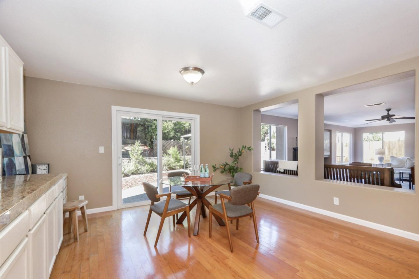 Detail Gallery Image 14 of 55 For 1740 Brentwood Ct, Hollister,  CA 95023 - 5 Beds | 2/1 Baths