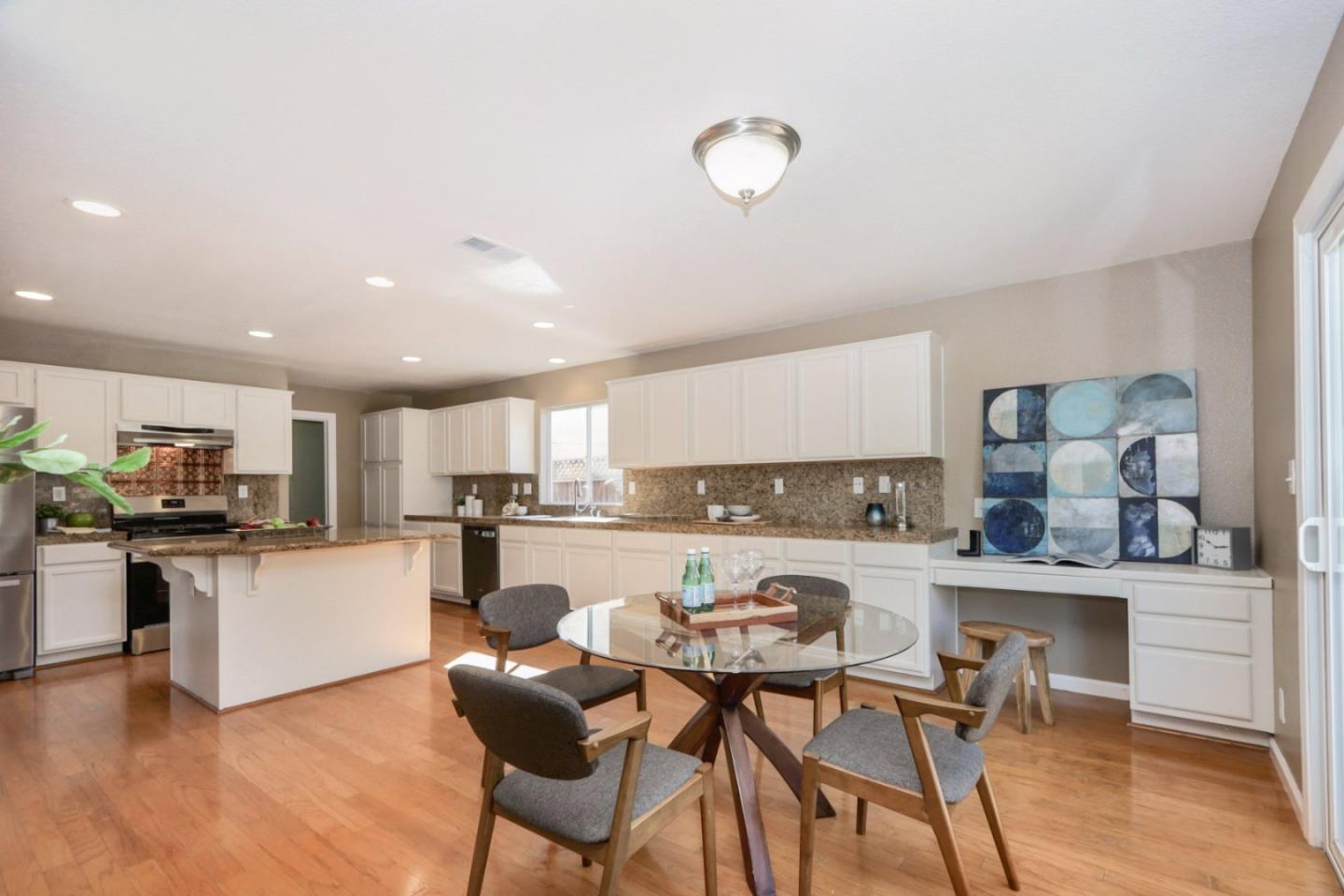 Detail Gallery Image 15 of 55 For 1740 Brentwood Ct, Hollister,  CA 95023 - 5 Beds | 2/1 Baths
