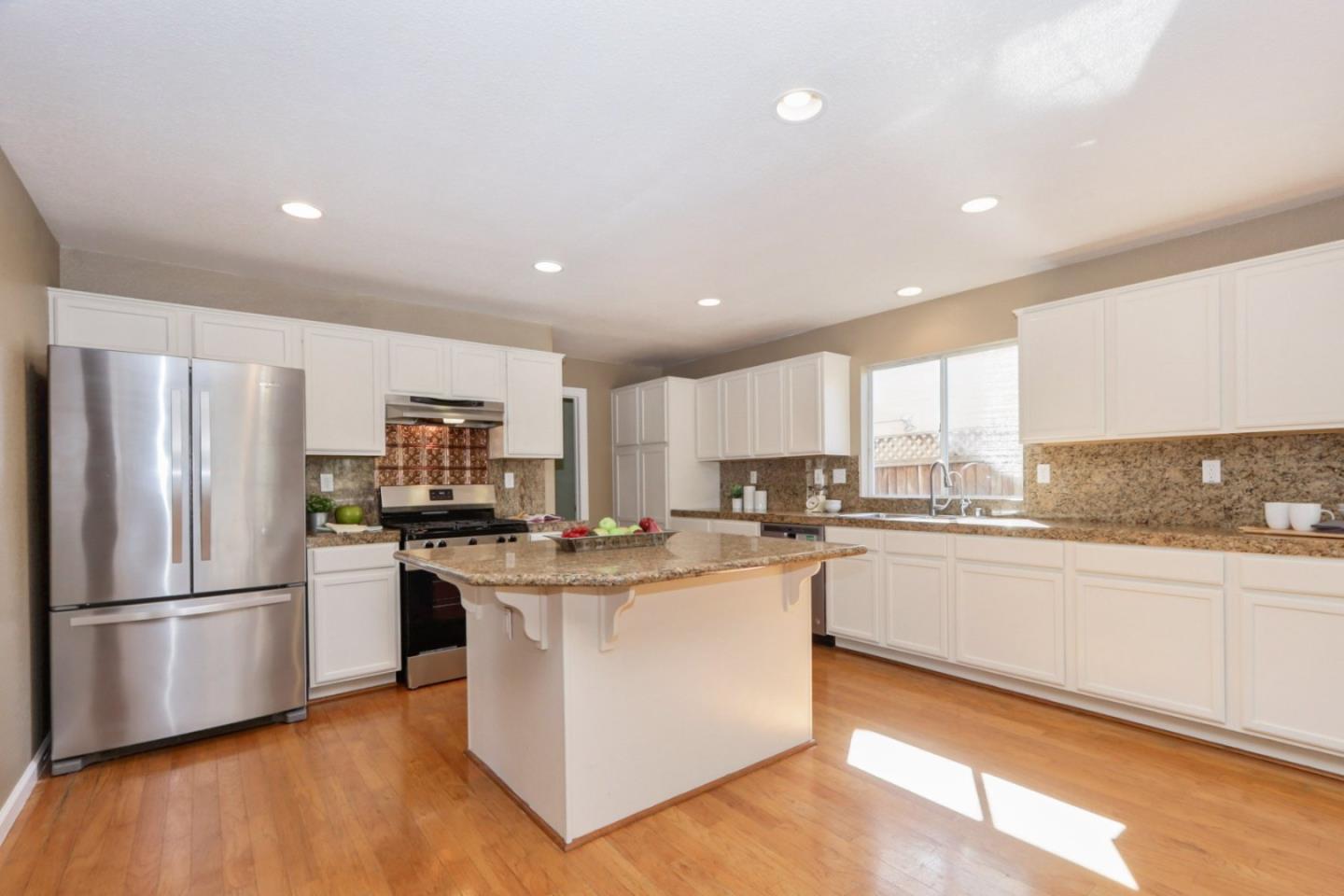 Detail Gallery Image 16 of 55 For 1740 Brentwood Ct, Hollister,  CA 95023 - 5 Beds | 2/1 Baths