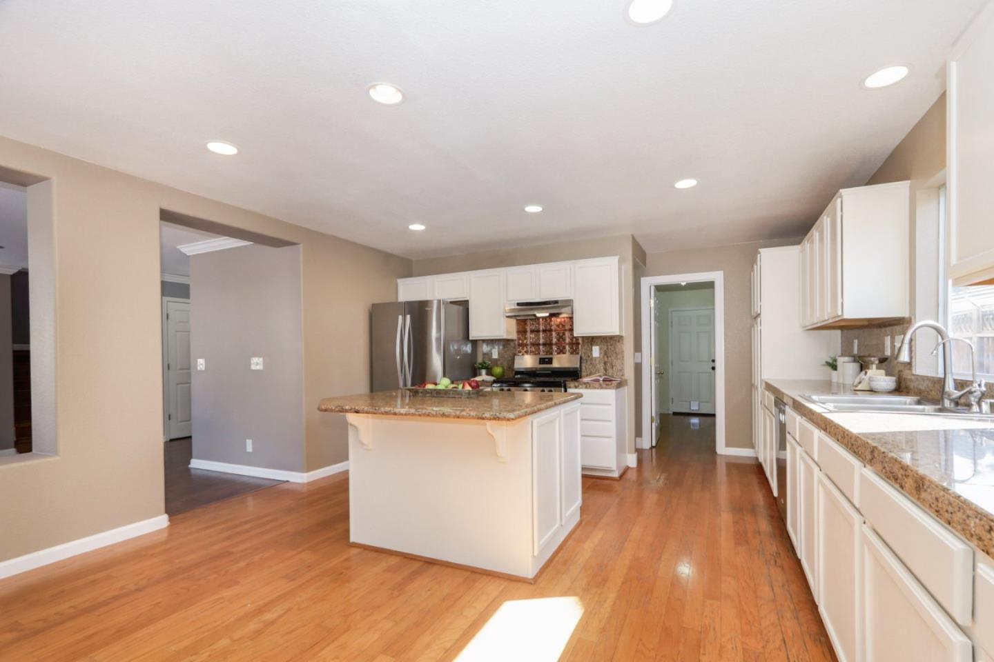 Detail Gallery Image 17 of 55 For 1740 Brentwood Ct, Hollister,  CA 95023 - 5 Beds | 2/1 Baths