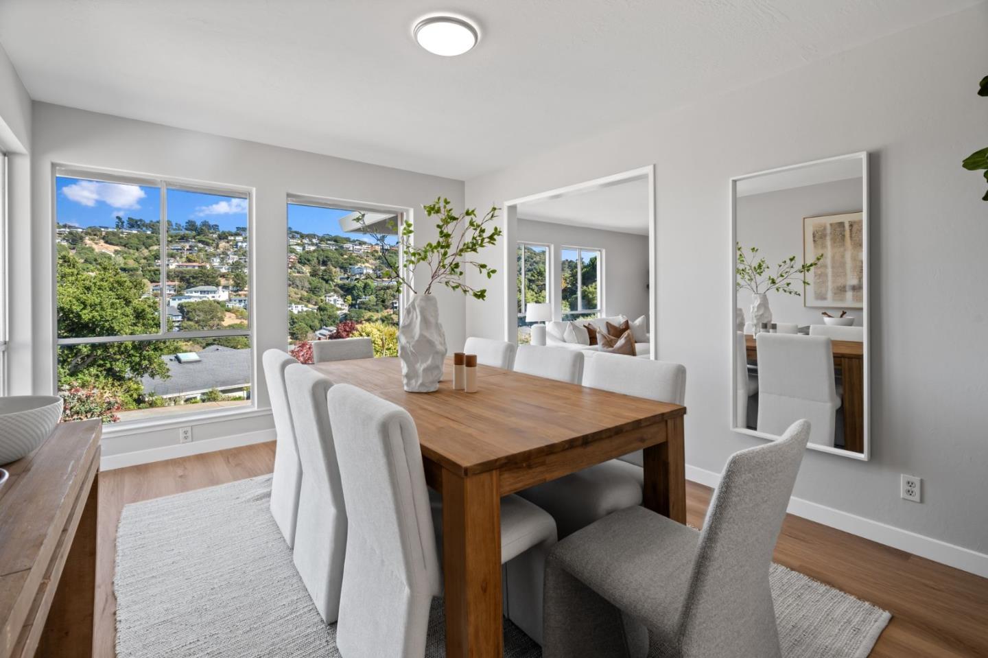 Detail Gallery Image 11 of 40 For 942 Viewridge Dr, San Mateo,  CA 94403 - 4 Beds | 2/1 Baths