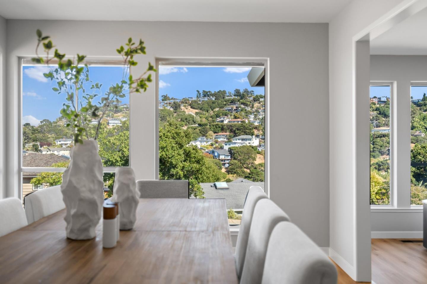 Detail Gallery Image 12 of 40 For 942 Viewridge Dr, San Mateo,  CA 94403 - 4 Beds | 2/1 Baths
