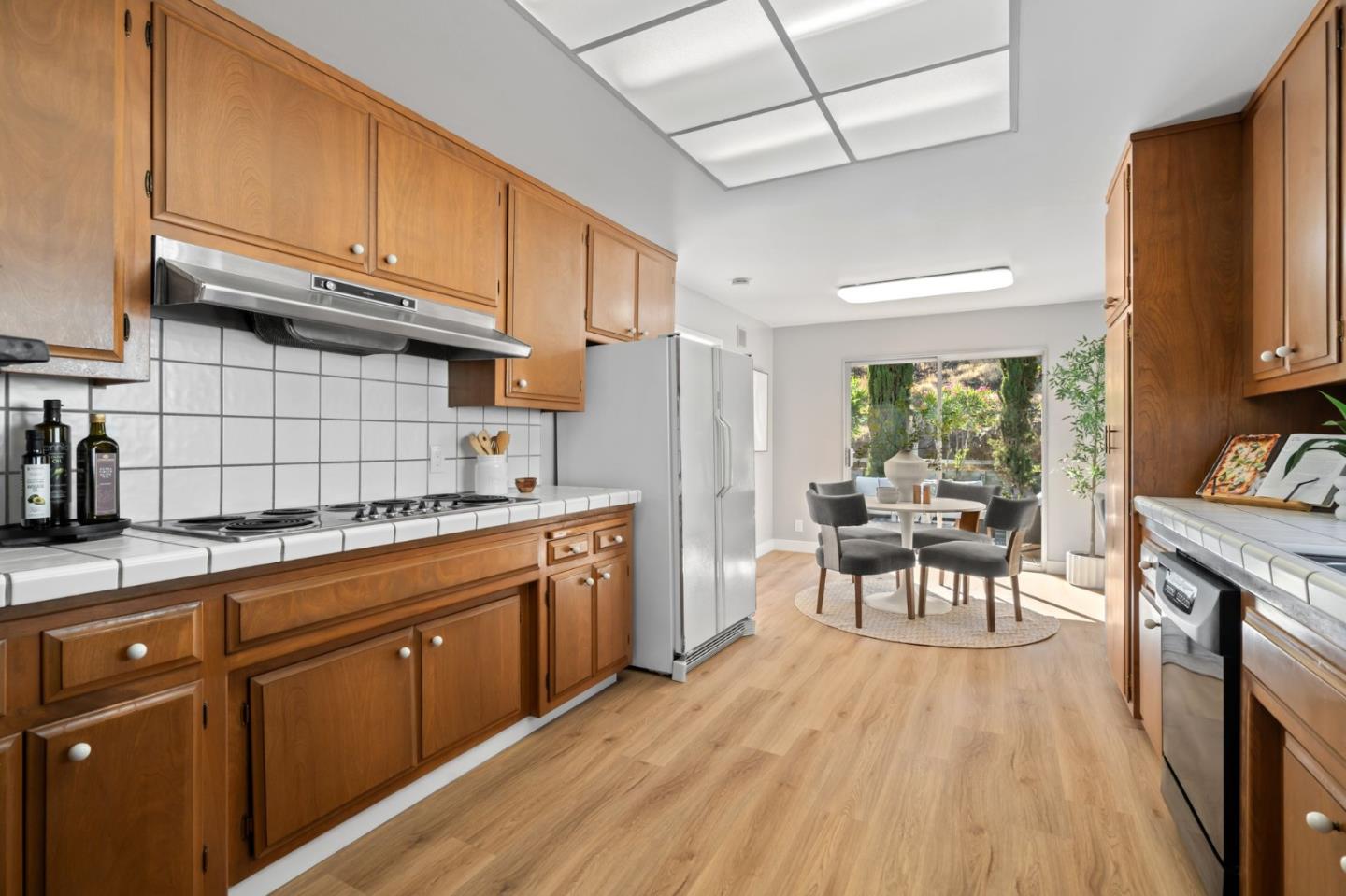 Detail Gallery Image 14 of 40 For 942 Viewridge Dr, San Mateo,  CA 94403 - 4 Beds | 2/1 Baths