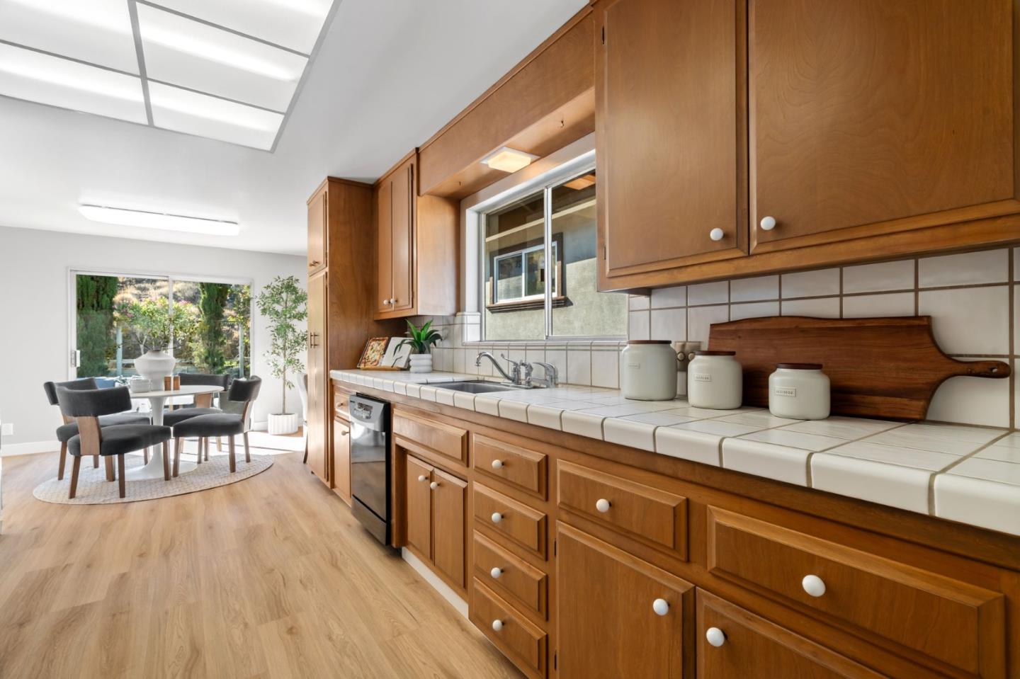 Detail Gallery Image 15 of 40 For 942 Viewridge Dr, San Mateo,  CA 94403 - 4 Beds | 2/1 Baths