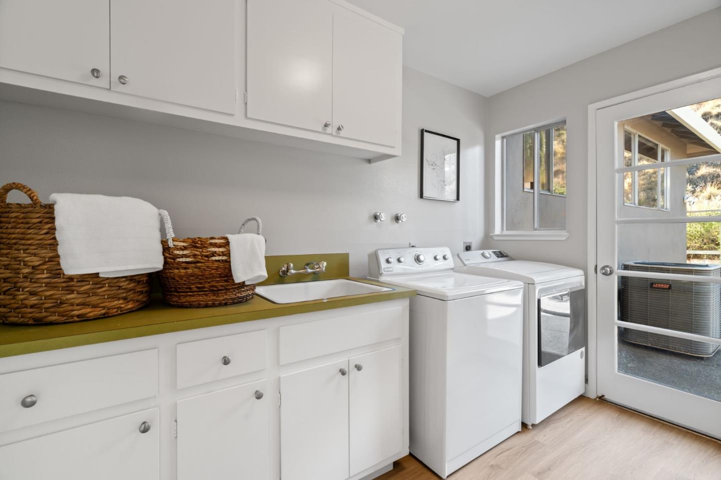 Detail Gallery Image 21 of 40 For 942 Viewridge Dr, San Mateo,  CA 94403 - 4 Beds | 2/1 Baths