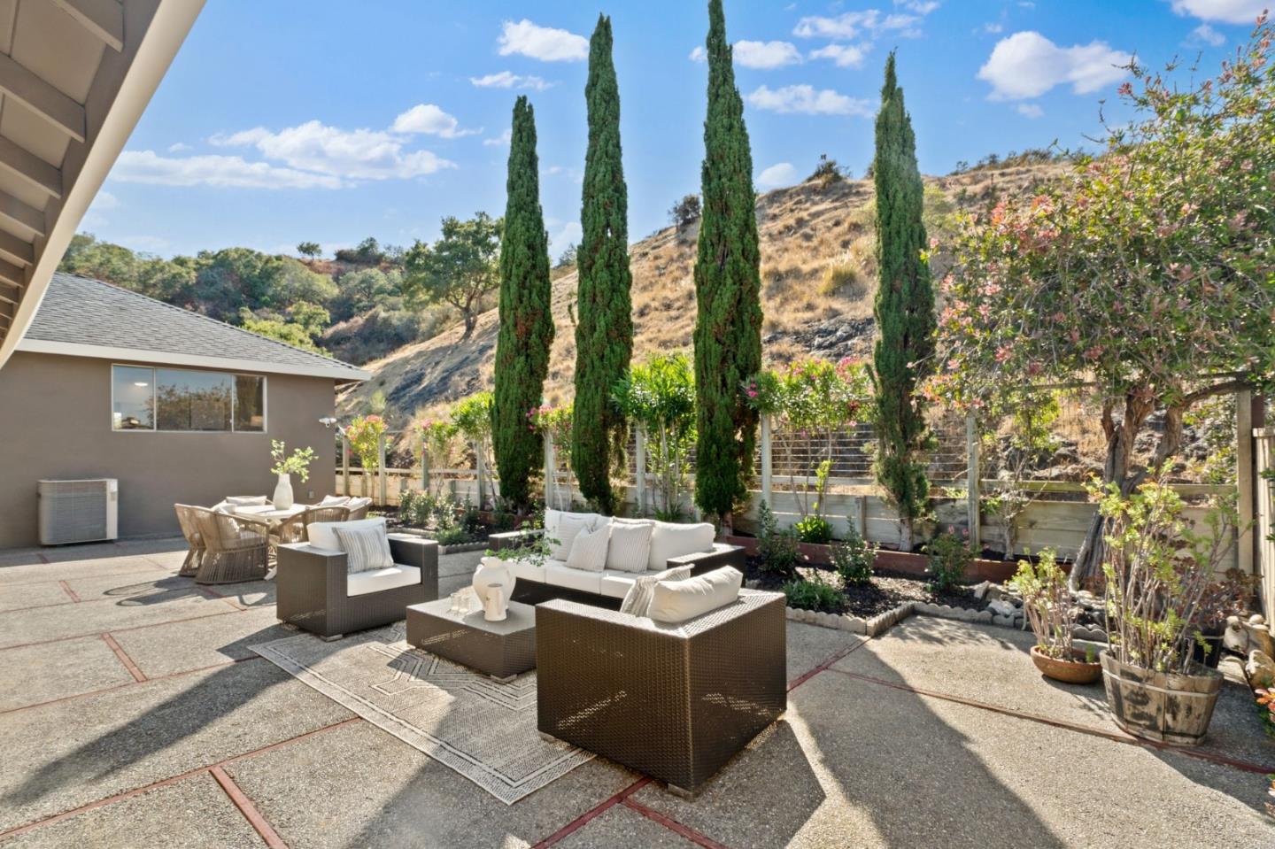 Detail Gallery Image 35 of 40 For 942 Viewridge Dr, San Mateo,  CA 94403 - 4 Beds | 2/1 Baths