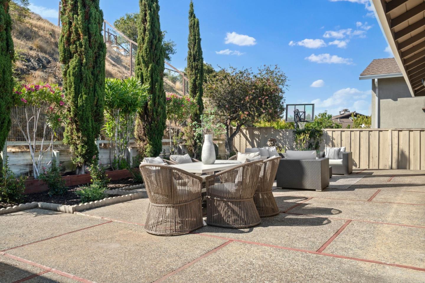 Detail Gallery Image 37 of 40 For 942 Viewridge Dr, San Mateo,  CA 94403 - 4 Beds | 2/1 Baths