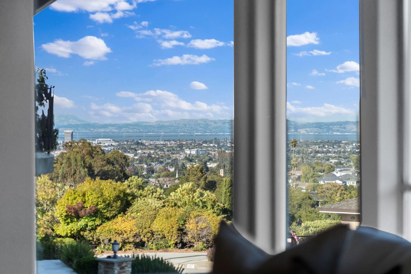 Detail Gallery Image 6 of 40 For 942 Viewridge Dr, San Mateo,  CA 94403 - 4 Beds | 2/1 Baths
